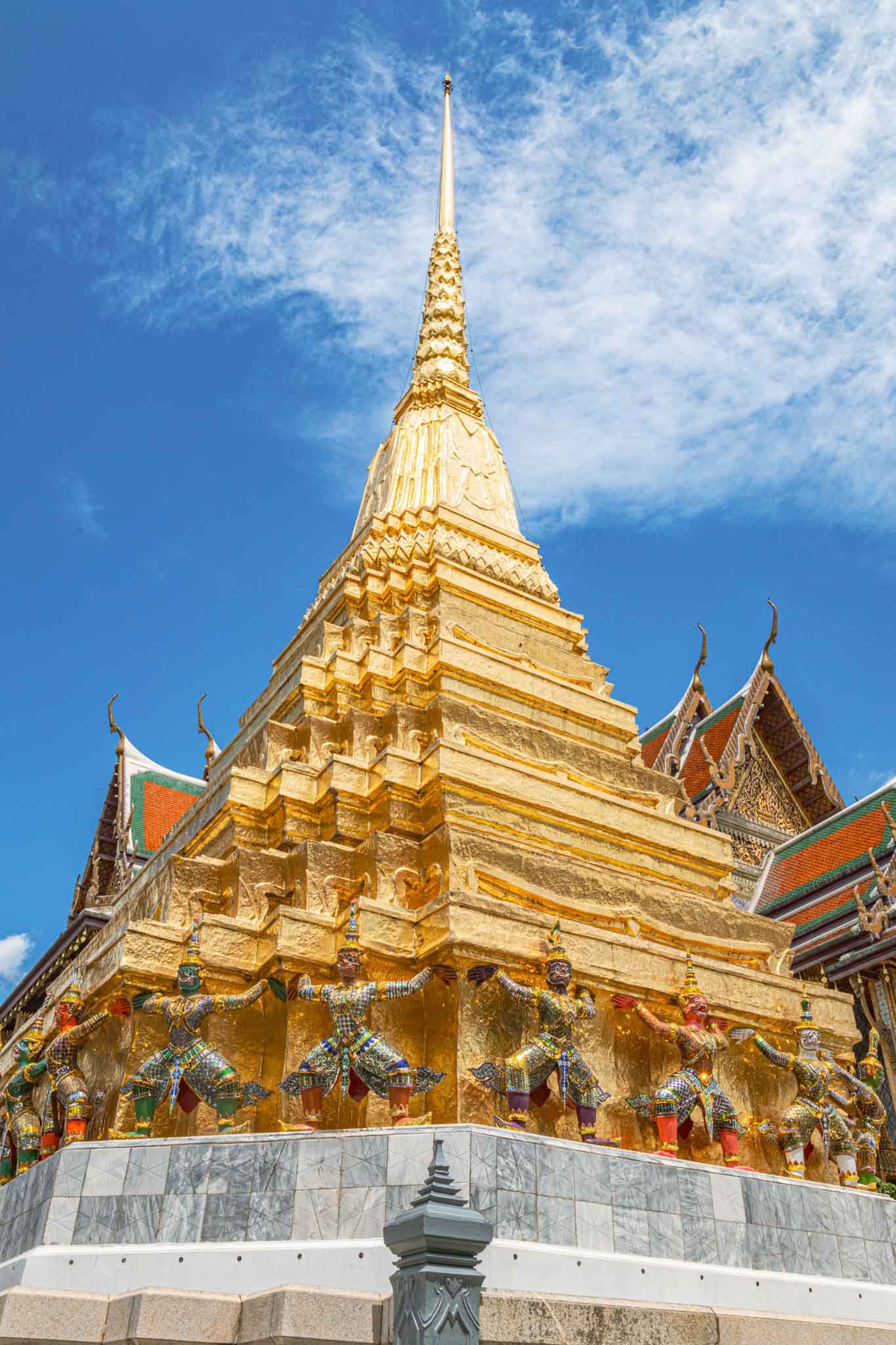 View of a Golden Chedi in Grand Palace and Wat Phra Kaew (Temple of the Emeral Buddha) in Bangkok, Thailand - Yati Travel A stunning view of the Golden Chedi at the Grand Palace and Wat Phra Kaew in Bangkok, Thailand, rich in cultural heritage. Must-Visit Temples in Bangkok.