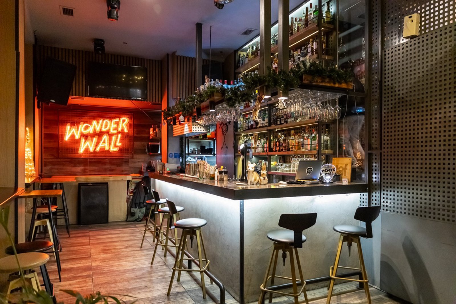Wonderwall-Fun-Bar3-2 best bars in thessaloniki