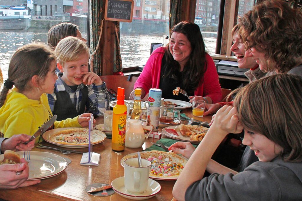 pannenkoekenboot-amsterdam-groepen-2 what to eat in amsterdam