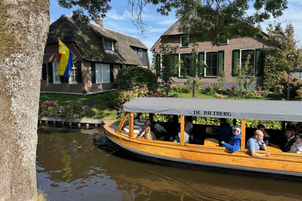 Guided Boat Tour in Giethoorn, The Netherlands. Amsterdam to Giethoorn.